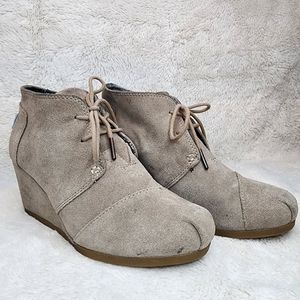 TOMS Women's Desert Taupe Tan Suede Booties Lace Up Wedge Shoes Size 8W Dust Bag
